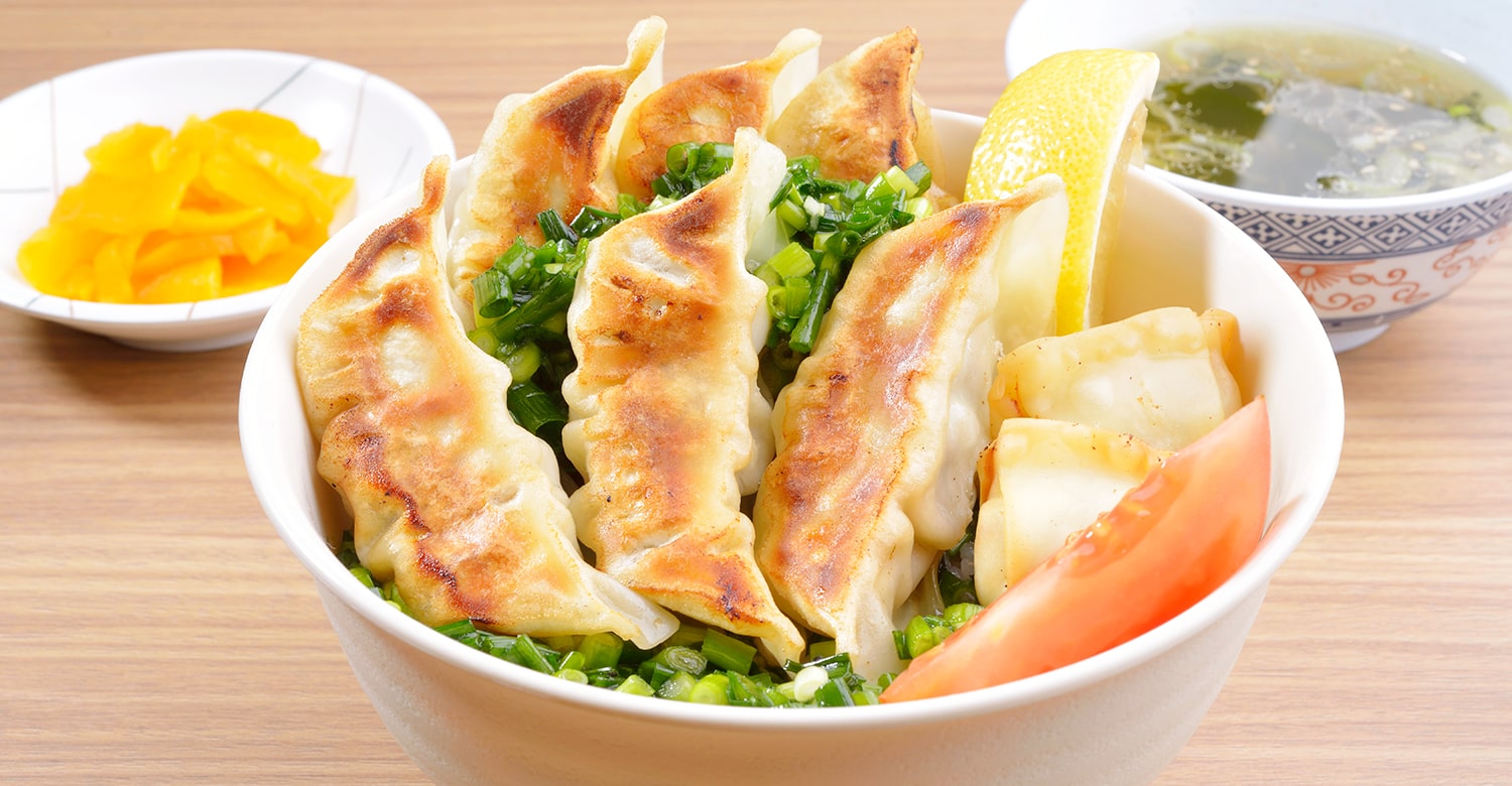 気軽に立ち寄れる駅ナカ店舗！お土産餃子の販売も