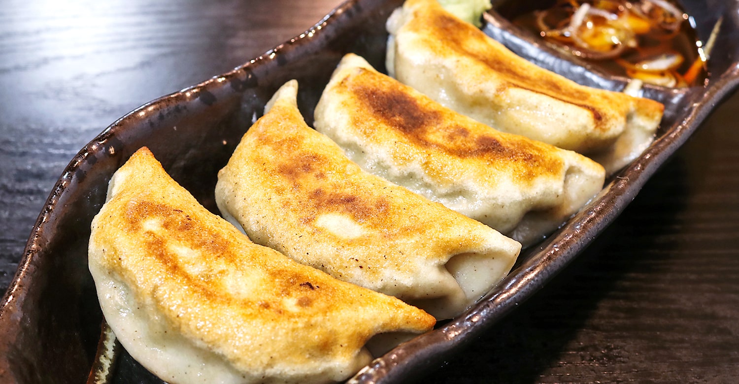 そば粉を使った和風餃子。特製タレでサッパリ
