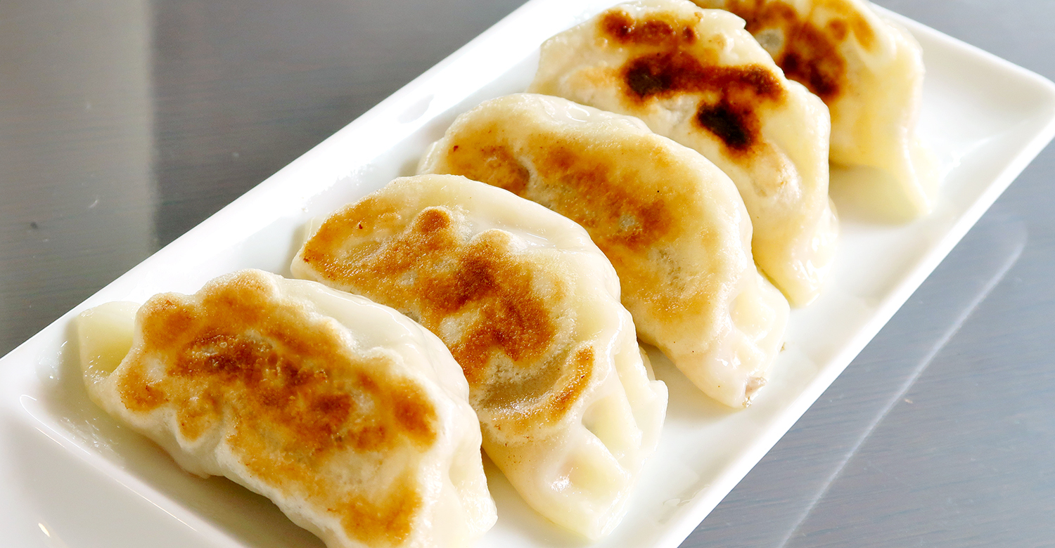 地元民に愛される食堂の手包み餃子！